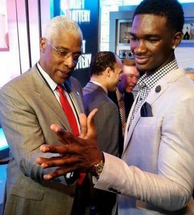 德州游骑兵队总比分 4-1 击败响尾蛇，建队 63 年来首度捧起世界大赛冠军