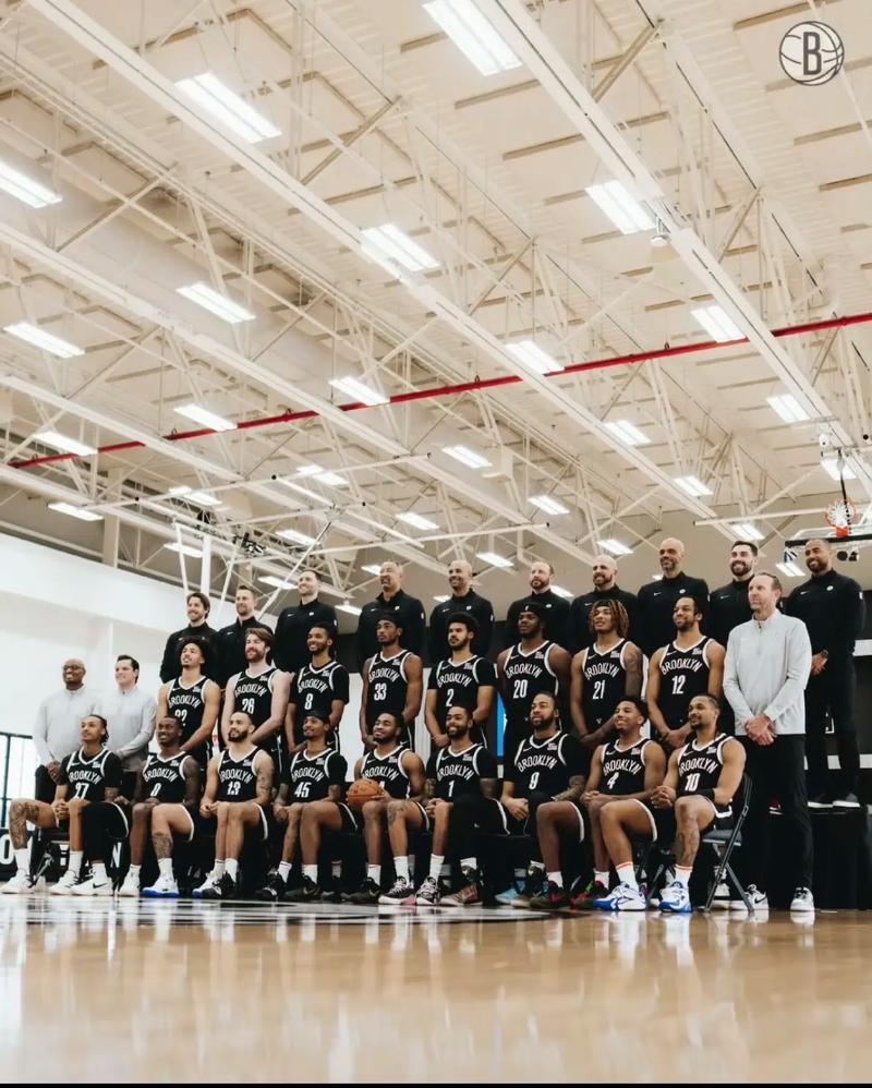 大谷翔平在 2024 年宣布将向日本全国小学捐赠 6 万只定制棒球手套，引发社会轰动