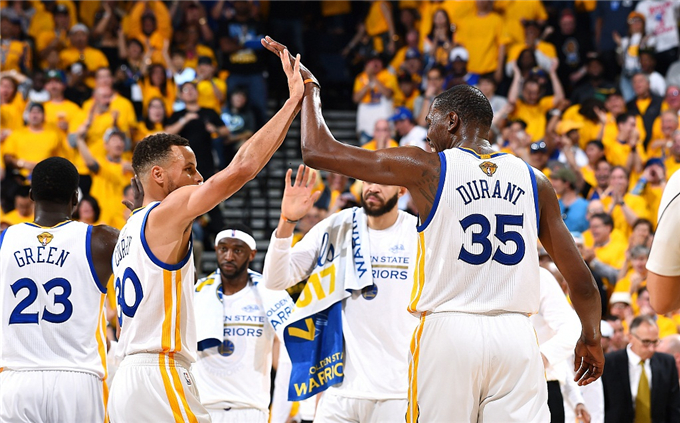 CBA三消息：新疆准备换帅，洛夫顿遭驱逐+停赛，吉伦沃特复出